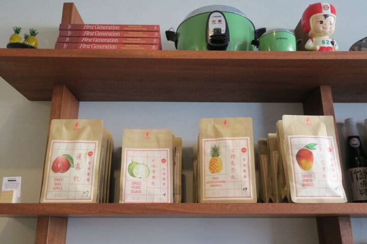 紐約市布魯克林區的雲海嚴選柑仔店貨架上，陳列支持台灣小農的金鑽鳳梨、愛文芒果、珍珠芭樂、蓮霧乾。