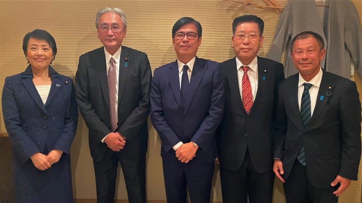 Kaohsiung Mayor Chen Chi-mai (center) and poses for a group photo with Japan-ROC Diet Members' Consultative Council chaired by Keiji Furuya (second left) in Tokyo Tuesday. Photo courtesy of Kaohsiung City government