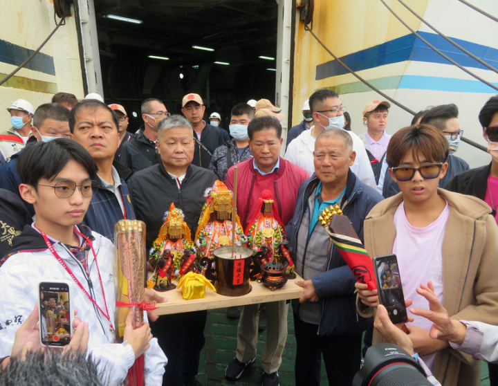 台中大甲鎮瀾宮媽祖9日跨海抵達澎湖，展開海陸遶境會香交流活動，鎮瀾宮董事長顏清標（前左3）等人隨行護駕。