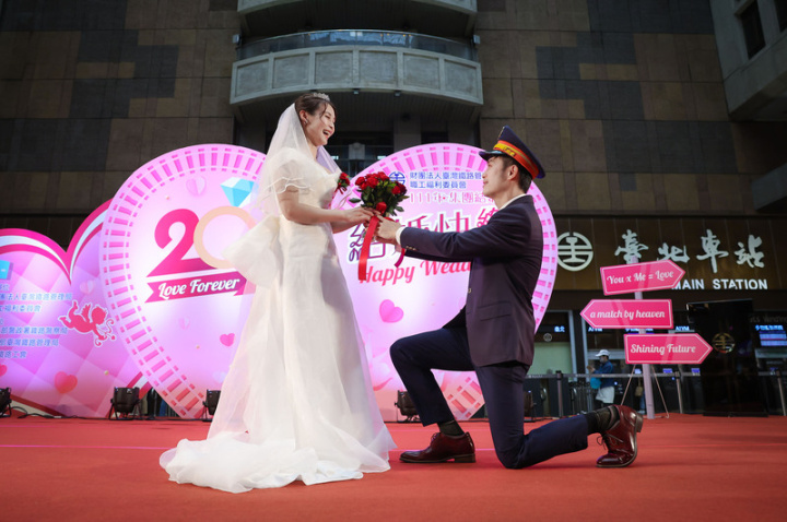 台灣鐵路管理局職工福利委員會3日下午在台北車站大廳舉行111年集團結婚典禮，多對新人甜蜜攜手約定終身，有新郎現場向新娘單膝下跪送上捧花，幸福喜悅溢於言表。