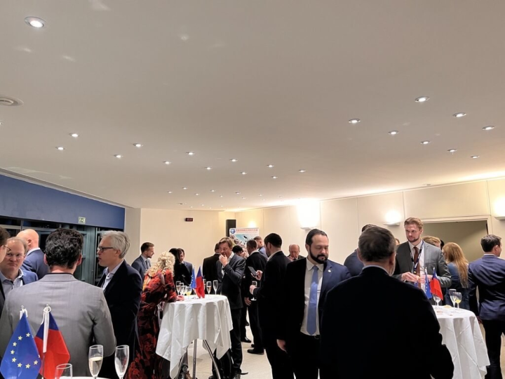 歐洲議會議員熱烈出席在史特拉斯堡總部議員交誼廳舉辦的台灣感恩酒會，多位議員發言讚揚台灣民主自由、支持歐盟強化對台關係。（駐歐盟代表處提供）