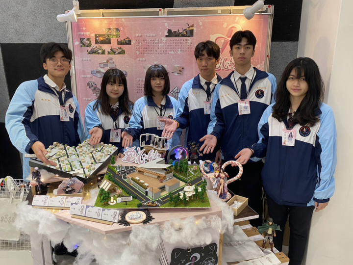 新竹市私立光復高中設計群21日舉辦成果展，室內設計科學生呈現作品，設計出專屬角色扮演場域。