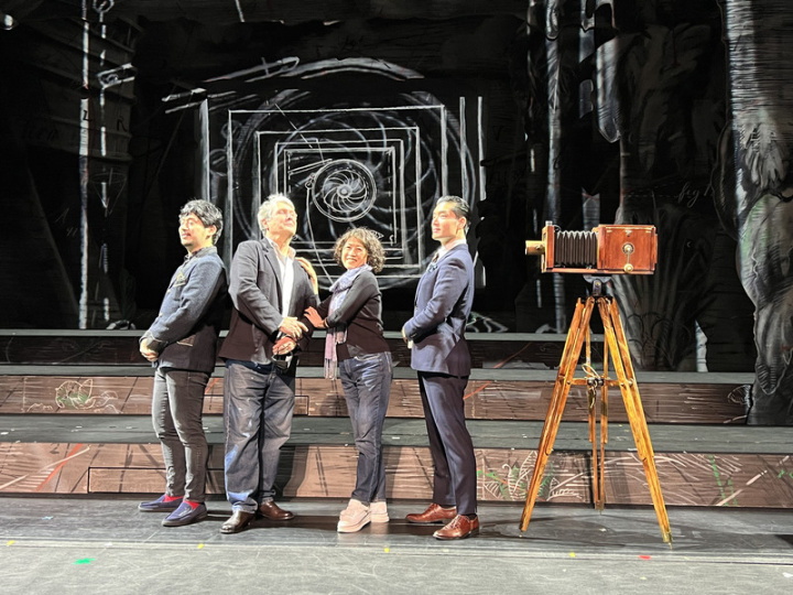 莫札特歌劇「魔笛」15日起至18日在將台中國家歌劇院上演，歌劇院藝術總監邱瑗（右2）12日與劇中導演等人一同介紹舞台設計及主要場景。