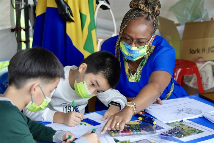 SVG Ambassador to Taiwan Andrea Bowman interacts with Taiwanese children as they color in the flag of Saint Vincent and the Grenadines. 