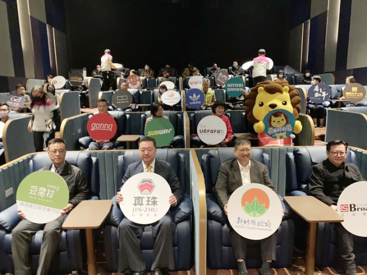 新竹縣政府與龍享廣場公司合作停車場影城BOT案，打造商場「享平方Shown Square」，引進五星級影城，新竹縣長楊文科（前右2）14日出席開幕啟動記者會，體驗影城設施。