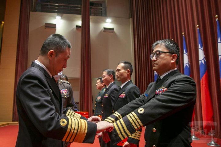國防大學校長劉志斌上將為晉任人員授階。（軍聞社記者陳勝勳攝）