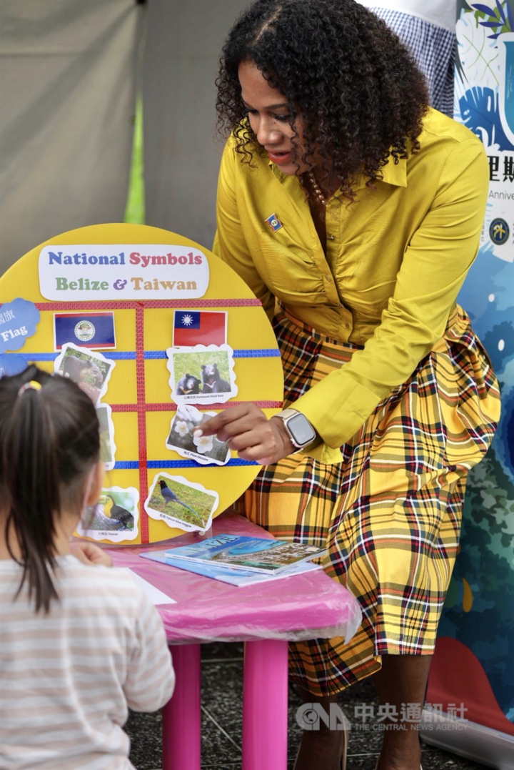 Belize Ambassador to Taiwan Candice Pitts introduces Belize national symbols to a Taiwanese girl at the 2022 Taiwan Reading Festival.