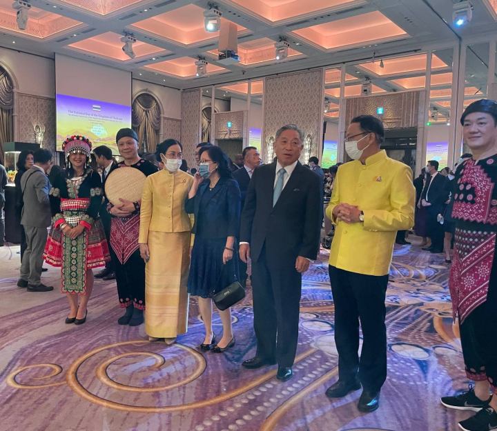 田政務次長與泰國貿易經濟辦事處代表曾德榮與身著泰北傳統服飾官員交流