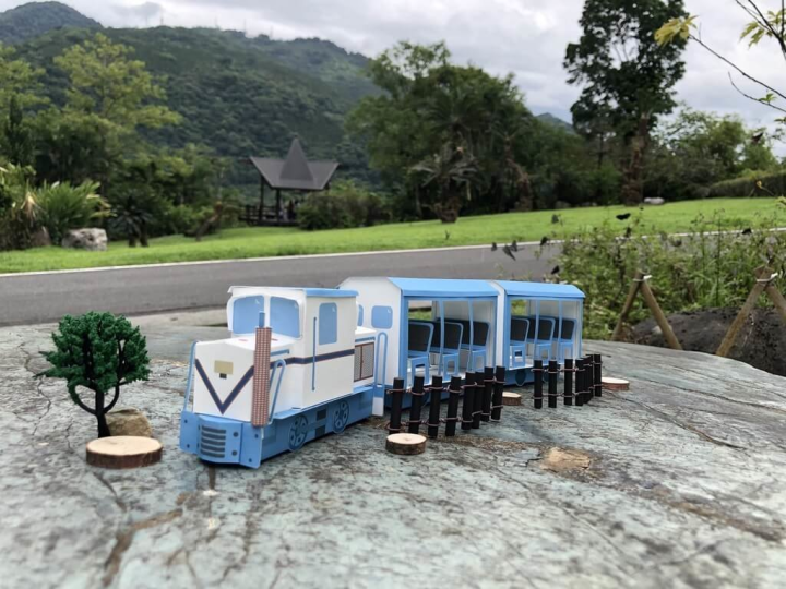 池南國家森林遊樂區曾是哈崙山地鐵道的起點，林務局花蓮林區管理處將載運原木的蹦蹦車以等比例仿真縮小為紙模型，重現昔日穿梭林場模樣。（花蓮林區管理處提供）