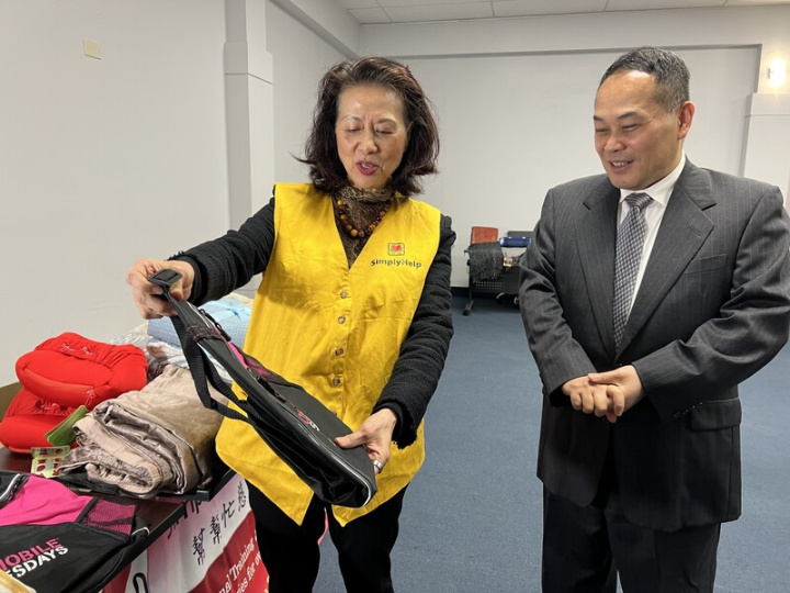 來自台灣的鮑潘曉黛（左）創立幫幫忙基金會，每年送出數十個貨櫃物資到世界各地，從事人道援助，駐洛杉磯辦事處長黃敏境（右）代表政府表達感謝。