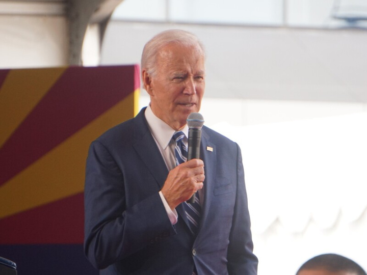 美國總統拜登（圖）6日在亞利桑那州鳳凰城的移機典禮上台致詞。