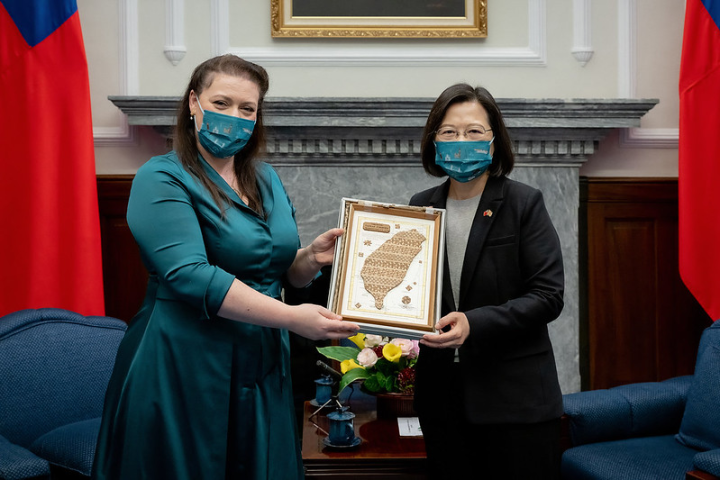 President Tsai presents Chair of the UK House of Commons Foreign Affairs Committee Alicia Kearns with a gift.