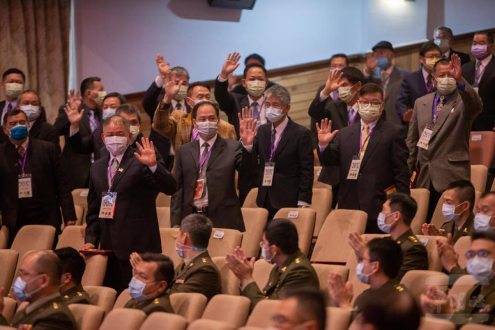 後憲前輩向現役官兵揮手致意