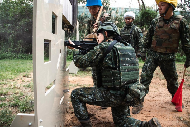 官兵配合障礙板實施跪姿射擊。（軍聞社記者謝宏檜攝）
