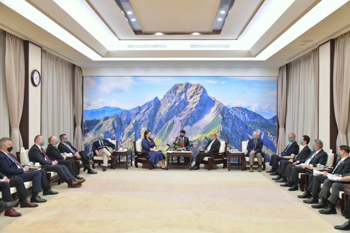 2022年12月1日行政院長蘇貞昌接見「英國國會下議院外交委員會」訪團一行