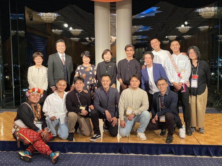 布拉瑞揚舞團作品「路吶」3日在日本演出，是日本國際橫濱國際表演藝術大會（YPAM）開幕主戲。駐日副代表李世丙（後排左2）說，作品展現台灣文化創造性與生命力。（駐日代表處提供）