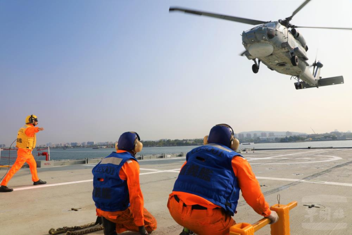 海軍S-70C反潛直升機降落海巡嘉義艦。（海巡艦隊分署提供）
