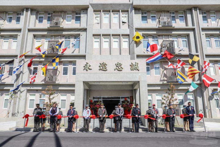 指揮官馬中將與來賓共同剪綵。（陸戰隊指揮部提供）