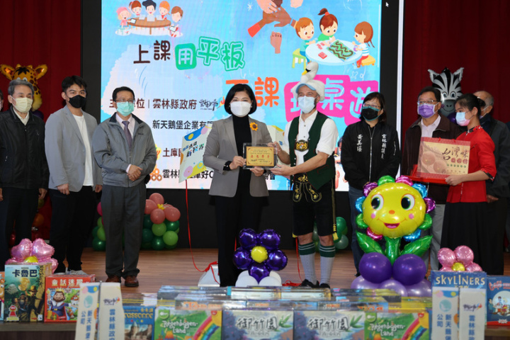 新天鵝堡桌遊的德籍老闆彭己耘（Johannes Goeth）（左5，戴帽者）秉持回饋社會、台灣心意，21日贈送3200盒桌遊給雲林縣國小學童當耶誕禮物，由雲林縣長張麗善（左4）代表受贈。