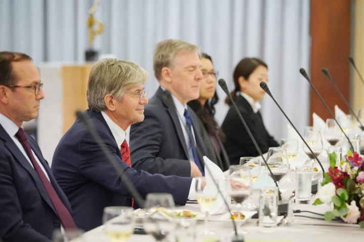 喬治城大學外交學院亞洲研究講座麥艾文（左一）、約翰霍普金斯大學高等國際研究院（SAIS）院長、前副國務卿史坦柏格（左二）、戰略暨國際研究中心（CSIS）資深顧問兼日本講座江史東（左三）、康乃爾大學政府系教授白潔曦（右二）、戰略暨國際研究中心（CSIS）韓國講座副主任兼資深研究員金艾倫（右一）。