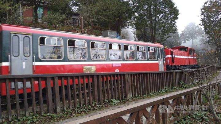 A train runs on the Alishan Forest Railway in Chiayi County on Wednesday. CNA photo Dec. 7, 2022