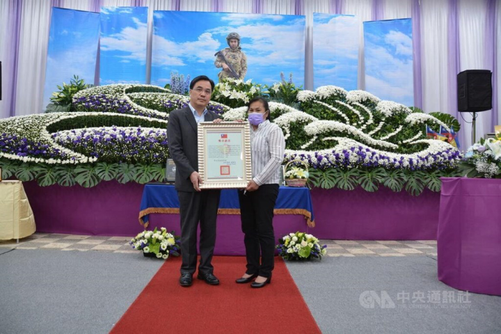 Council of Indigenous Peoples chief Icyang Parod (left) presents the Contribution to Indigenous Peoples award to Tseng's mother at the funeral in Hualien County on Sunday. CNA photo Dec. 4, 2022
