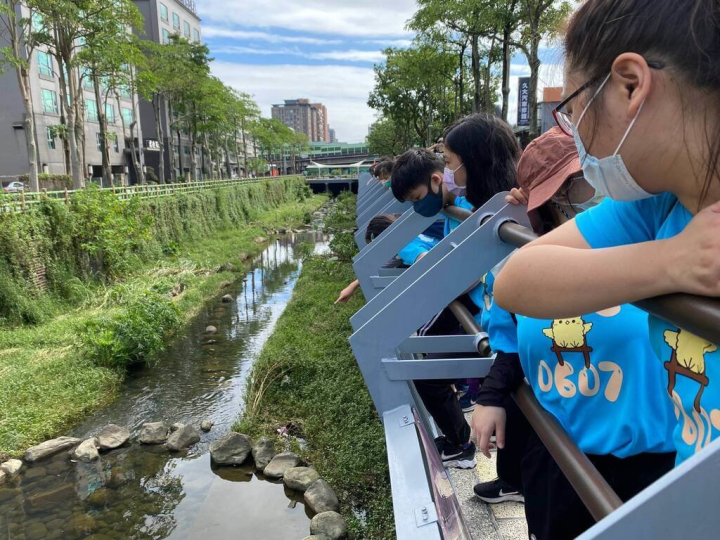 新北市政府教育局4日以新聞稿表示，與水利局合作推動戶外教學，走讀參訪家鄉的河川，瞭解生態工法維護水質的成果。圖為新北市板橋區莒光國小學生走訪藤寮坑溝，感受環境及生態之美。（新北市府教育局提供）