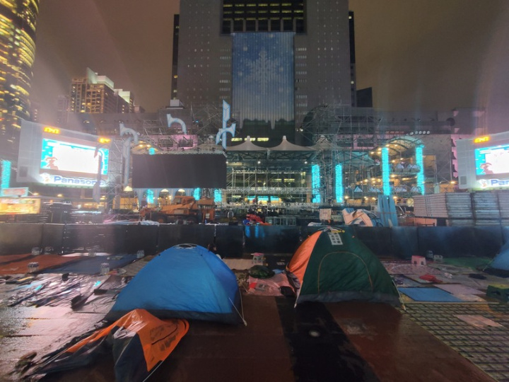 新北歡樂耶誕城10日、11日將舉辦「巨星耶誕演唱會」，現場已出現帳篷卡位情形，新北市政府表示，將加強人潮管控維安措施。