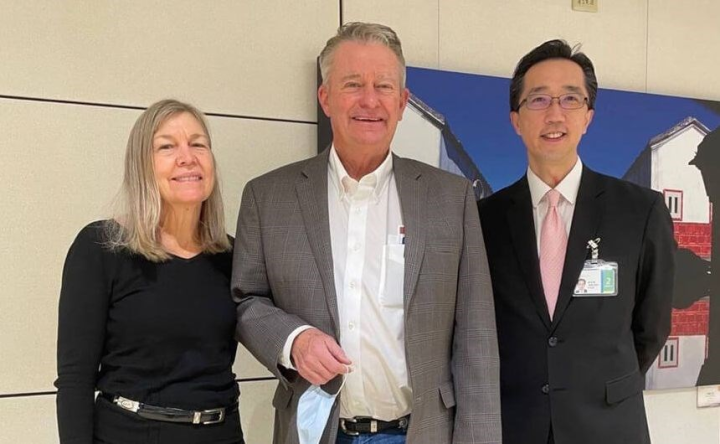 Brad Little (center), governor of Idoha state, and his wife Teresa Soulen (left) are welcomed by Douglas Hsu (徐佑典), director general of the Department of North American Affairs in Taiwan's Ministry of Foreign Affairs on Sunday at Taoyuan International Airport. Photo courtesy of Ministry of Foreign Affairs