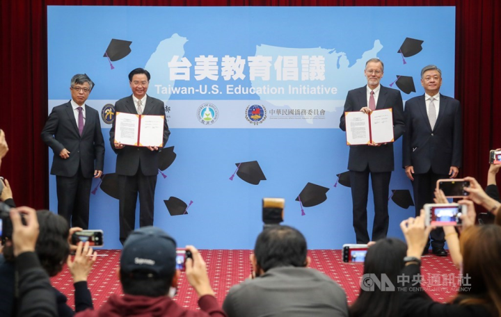 Foreign Minister Joseph Wu (吳釗燮, second left) and then Director of the American Institute in Taiwan William Brent Christensen (second right) launch the Taiwan-U.S. Education Initiative on Dec. 3, 2020 in Taipei. 