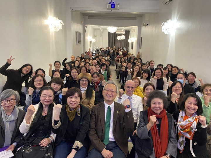 訪法行程緊湊且氣溫接近攝氏零度，陳菊（前右2）雖然身體微恙，仍非常開心與近200名民眾互動、拍照。駐法代表吳志中（前右3）也出席聆聽、致詞。