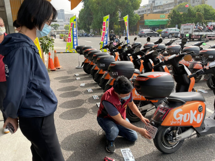 A worker at the Kaohsiung City Motor Vehicle Office puts a license plate on one of the electric bikes owned by a bike sharing business in this recent photo. Photo courtesy Kaohsiung City Transportation Bureau
