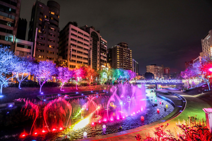 2022台中耶誕嘉年華將於16日起登場，市府1日公布在柳川舉行的水舞燈光秀將推出2.0版「愛如潮水」搭配雷射燈及台中吉祥物石虎投影。（台中市政府提供）