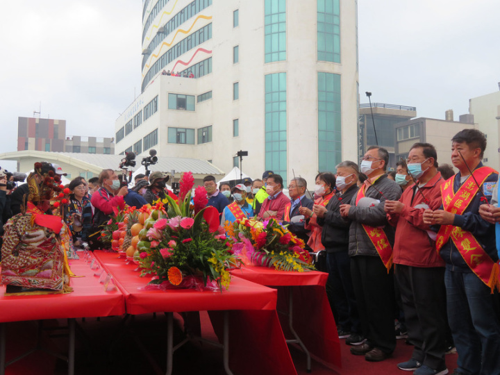台中大甲鎮瀾宮媽祖9日由董事長顏清標（前右4）等人護駕抵達澎湖，澎湖縣長賴峰偉（前右3）等人接駕並主持遶境儀式，宣告正式展開市區遶境祈福活動。