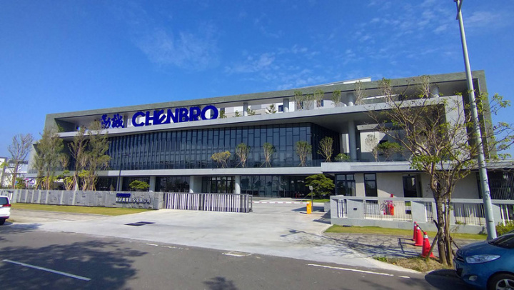 位於嘉義縣馬稠後產業園區的勤誠興業新建廠房2日正式落成啟用，勤誠興業共斥資新台幣32億元打造，以不到1年時間完成興建。