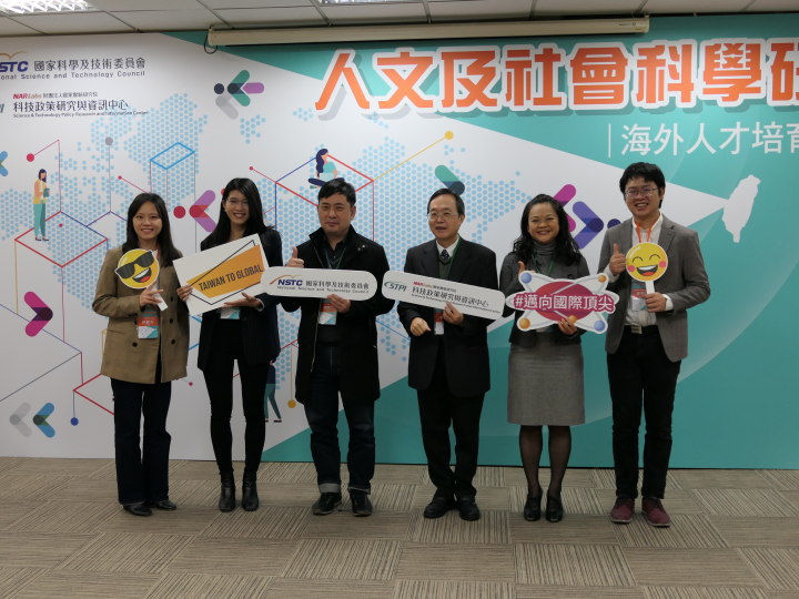 記者會現場合影左起為倫敦大學學院，巴特利特規劃學院許齡方博士候選人、DePaul University, Department of History of Art and Architecture呂昀真教授、國科會人文處林明仁處長、國科會科政中心李世傑副主任、國研院計畫主持人張于紳博士、東京藝術大學大學院音樂學研究所李惠平博士候選人