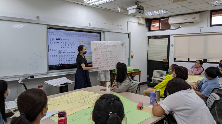 學員在健康教育課程設計工作坊中參與課程規劃的討論