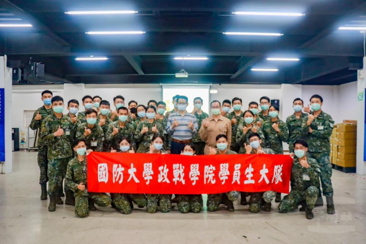 政戰學院四年級學生前往安得烈食物銀行服務。（政戰學院提供）