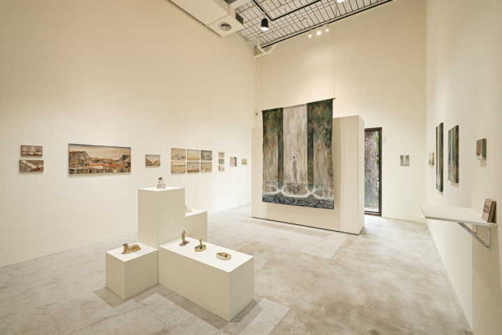 藝術家Crystal Lupa個展「人間勿語」，藉由油畫、雕塑等媒材創造虛構角色，並穿梭於荒野、斷崖、洞穴等地，刻畫對自然和生命的崇敬。（Hiro Hiro Art Space提供）