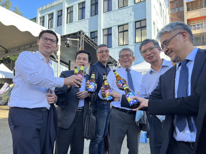 內政部次長花敬群（右3）與出席貴賓一起舉起海馬迴實驗計畫紀念款啤酒慶祝。