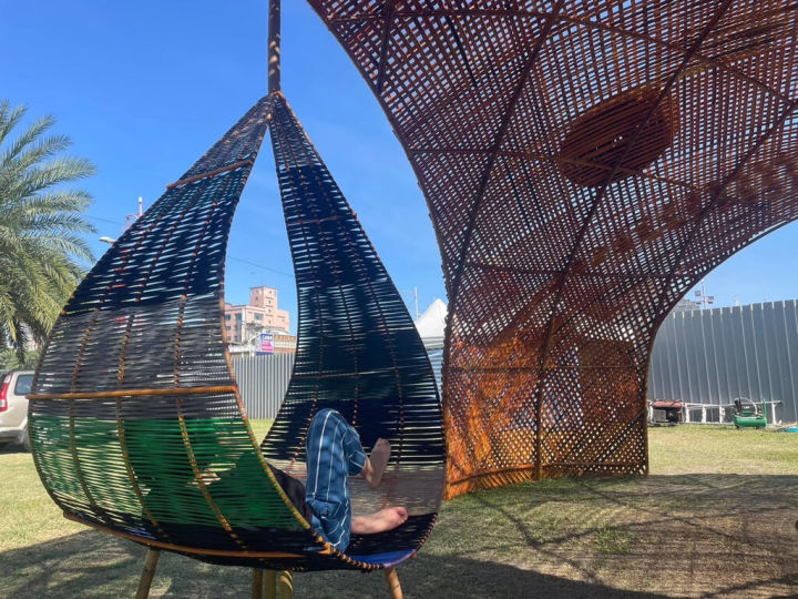 花蓮縣政府辦理原住民族地景裝置藝術創作徵件活動，由港口部落藝術家陳勇昌的「Taloan 打魯岸」作品獲選，被放置在指定的陽光電城原住民文創館外草坪，為花蓮市區增添藝術氣息，也成為拍照打卡點。（石資中心提供）