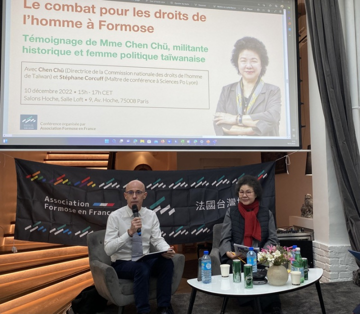 高格孚（左）為10日人權奮鬥史講座的主持人，他對台灣歷史與民主發展研究卓著，開場介紹引用柏楊告訴他的話作為結語：「台灣可愛，中國可憐，有自由的地方就是我的花園」。