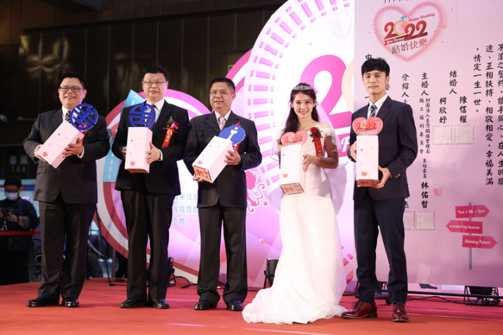 台鐵局職工福利委員會3日下午在台北車站大廳舉辦111年集團結婚典禮，台鐵局長杜微（左2）、台鐵工會理事長陳世杰（左3）與台鐵職工福利委員會主委林佑哲（左）等人出席見證。