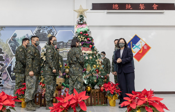 總統進行耶誕點燈，把簽名後的「祈願卡」掛至耶誕樹上