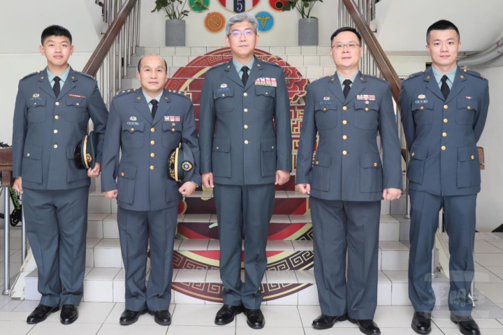 陸軍5支部12月份晉任典禮由指揮官梁少將主持，氣氛喜悅且溫馨。（陸軍第十軍團提供）
