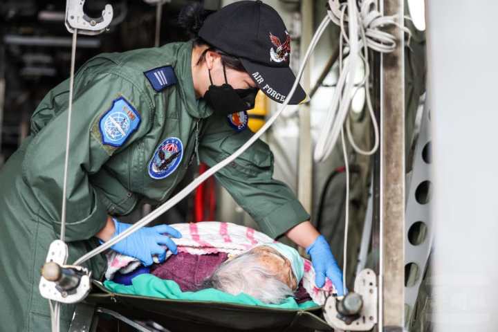 空軍第六聯隊航空護理官黃意卿上尉在機上仔細照顧傷患。（軍聞社記者周昇煒攝）