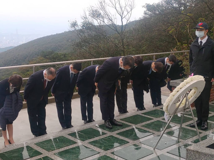 日本自民黨參議院幹事長世耕弘成與自民黨「安倍派」參議員27日赴五指山國軍示範公墓特勳區，向前總統李登輝致敬。（李登輝基金會提供）