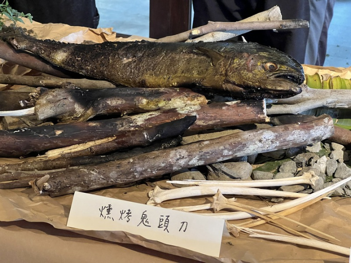 國立台東大學師生訪談考古學者及考究出土文物，14日特別選在卑南遺址公園餐廳發表仿古9道美食，包括燻烤鬼頭刀（圖）等料理。
