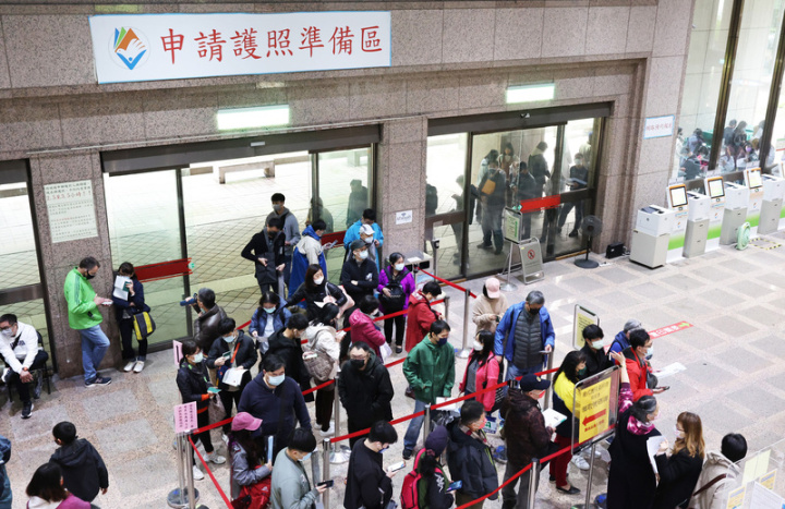 邊境逐漸解封，近日出入境人次大幅上升，15日上午不少民眾至外交部領事事務局等候辦理換護照，排隊人龍延伸至大門口外。