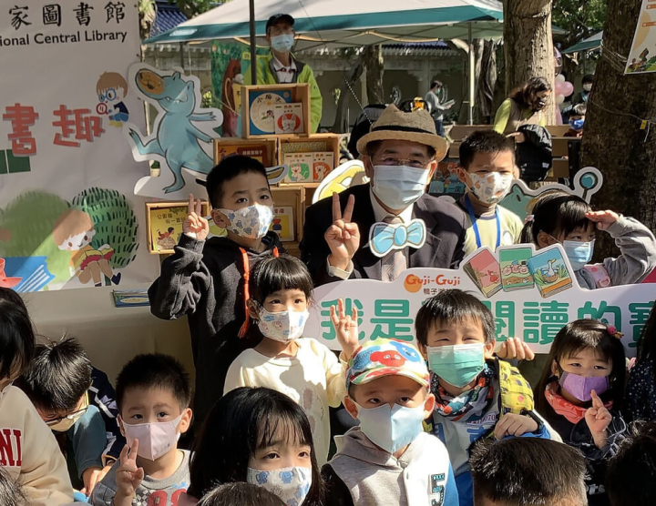 111年台灣閱讀節3日起一連兩天將登場，信誼基金會也邀請童書作家到現場，帶領親子一同說故事、唱兒歌、玩遊戲。圖為教育部長潘文忠（後左2）參與2021台灣閱讀節活動畫面。（信誼基金會提供）